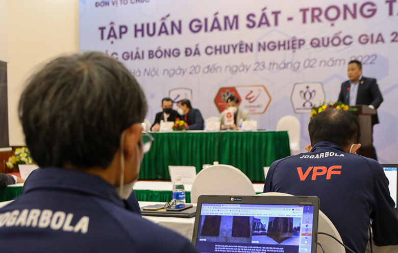 Trọng tài V-League cắn răng test thể lực dưới trời mưa, lạnh 9 độ C - Ảnh 2