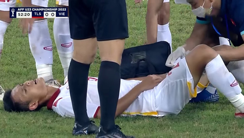 Đội trưởng Đoàn Anh Việt chấn thương nằm cáng, U23 Việt Nam hết người thay - Ảnh 2