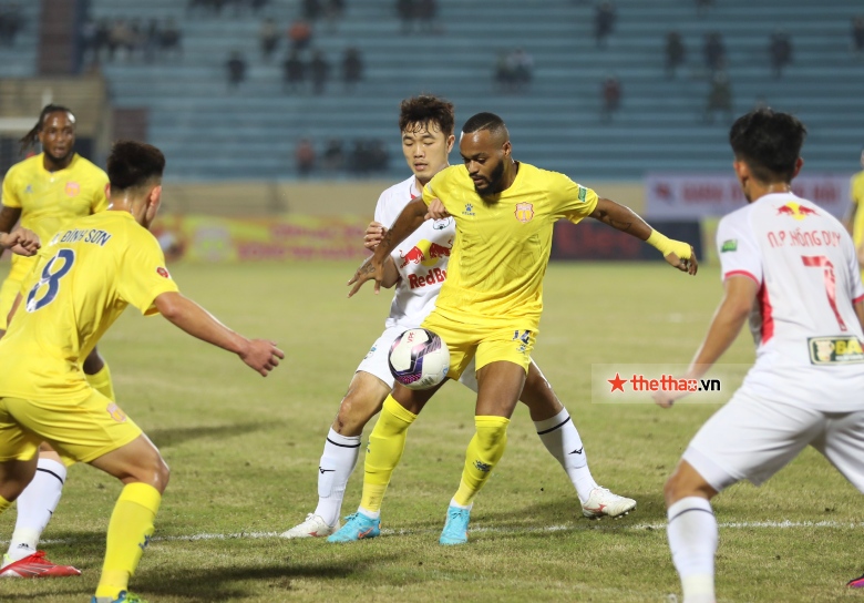 TRỰC TIẾP Nam Định 0-0 HAGL: Thế trận giằng co ở trung lộ - Ảnh 17
