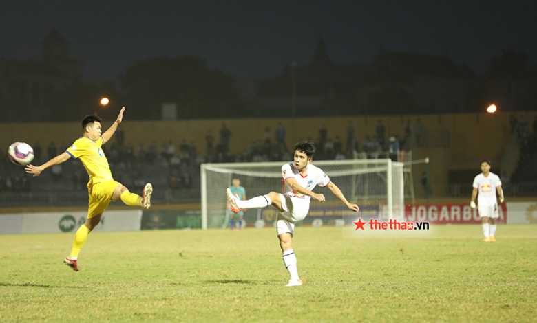 TRỰC TIẾP SLNA 2-0 HAGL: Siêu phẩm sút xa của Văn Đức - Ảnh 24