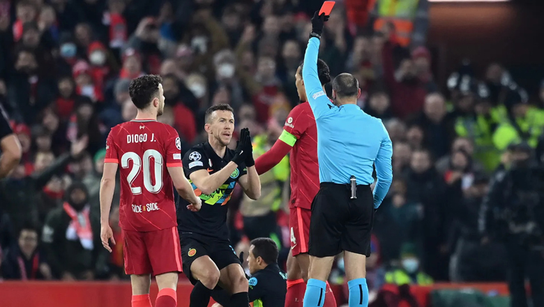 Alexis Sanchez nhận thẻ đỏ 2 phút sau khi Inter Milan ghi bàn trước Liverpool - Ảnh 1