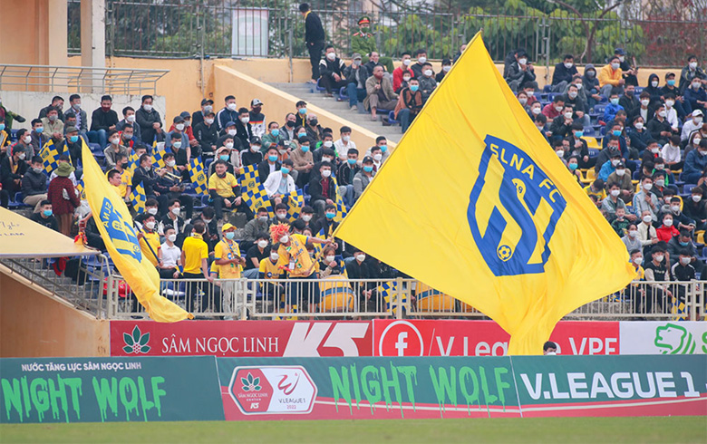 CĐV trung thành tài trợ 640 cờ SLNA để 'Phủ vàng sân Thống Nhất' - Ảnh 1