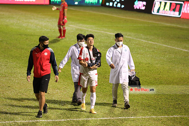 Cầu thủ Viettel chấn thương nghiêm trọng, nghi gãy tay ở trận gặp HAGL - Ảnh 6