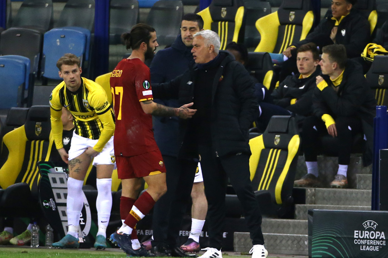 Roma thắng kiểu Mourinho trong ngày Oliveira sắm vai ‘kẻ 2 mặt’ - Ảnh 1