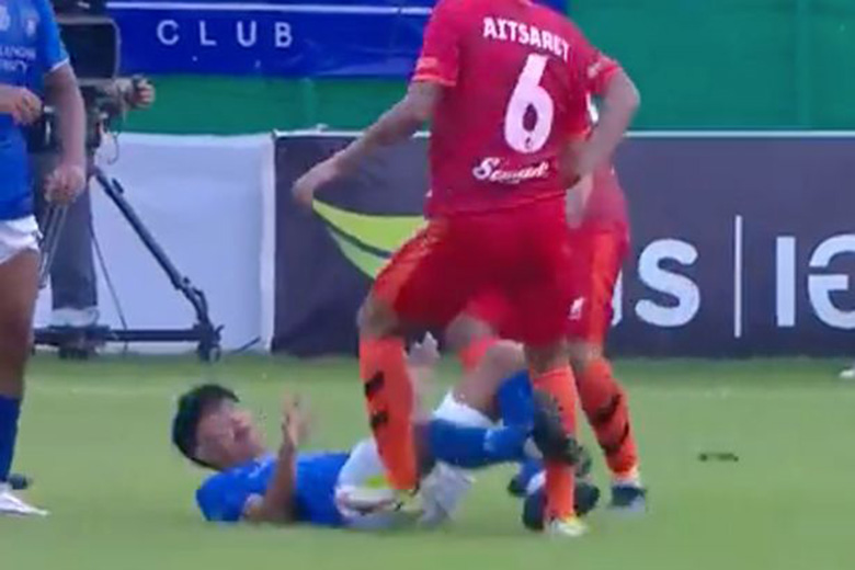 Cầu thủ Thái Lan bị sa thải vì tung cùi chỏ khiến đối thủ phải khâu 24 mũi - Ảnh 1