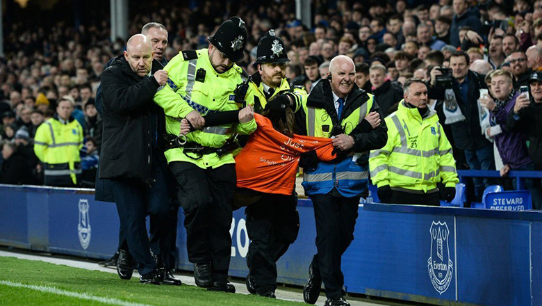 Trận Everton vs Newcastle tạm dừng 8 phút vì CĐV tự trói mình vào cột dọc - Ảnh 1