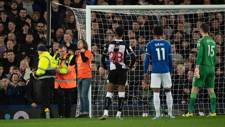 Trận Everton vs Newcastle tạm dừng 8 phút vì CĐV tự trói mình vào cột dọc - Ảnh 3