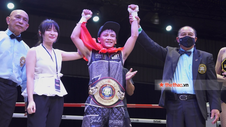 Lê Hữu Toàn tự lái xe máy về nhà trong đêm vô địch WBA Asia - Ảnh 2