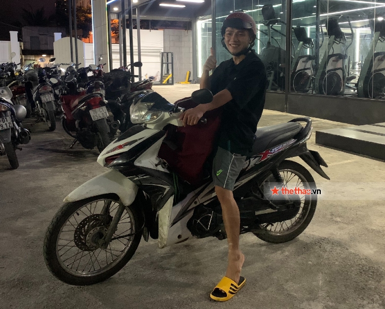 Lê Hữu Toàn tự lái xe máy về nhà trong đêm vô địch WBA Asia - Ảnh 4