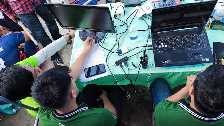 Giải bóng đá nông dân dùng công nghệ VAR tại Huế - Ảnh 2