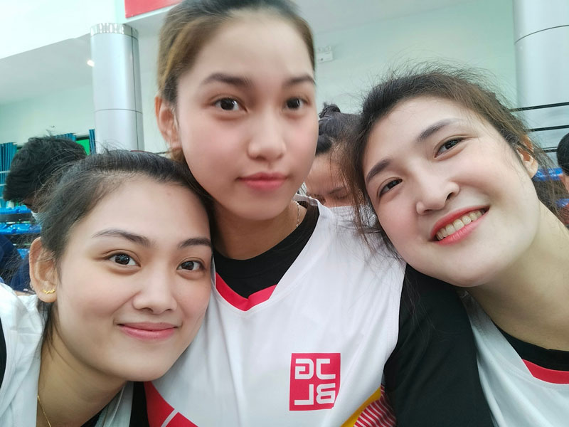 Ba người đẹp đội tuyển bóng chuyền nữ Việt Nam nhí nhảnh bên sân tập - Ảnh 1