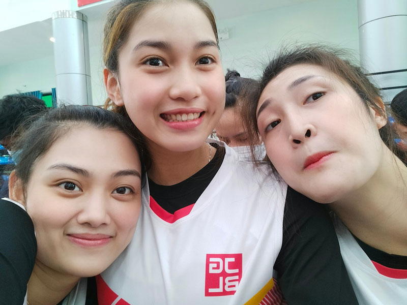 Ba người đẹp đội tuyển bóng chuyền nữ Việt Nam nhí nhảnh bên sân tập - Ảnh 2