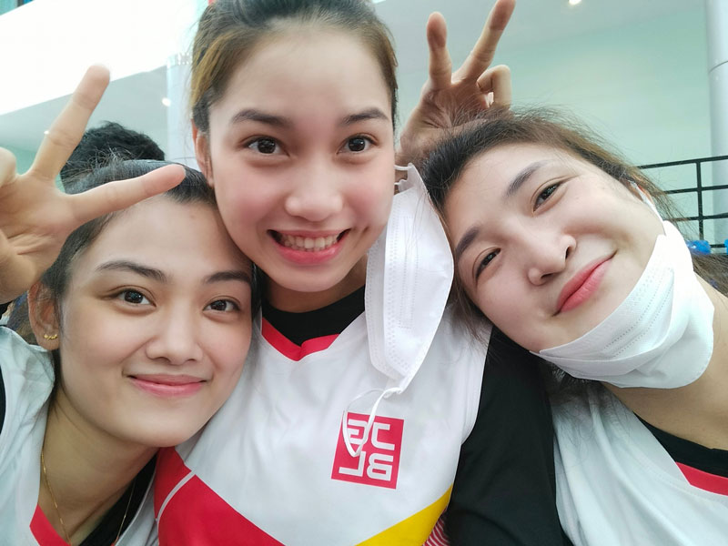 Ba người đẹp đội tuyển bóng chuyền nữ Việt Nam nhí nhảnh bên sân tập - Ảnh 3