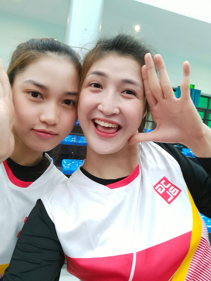 Ba người đẹp đội tuyển bóng chuyền nữ Việt Nam nhí nhảnh bên sân tập - Ảnh 5