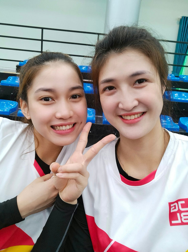Ba người đẹp đội tuyển bóng chuyền nữ Việt Nam nhí nhảnh bên sân tập - Ảnh 6