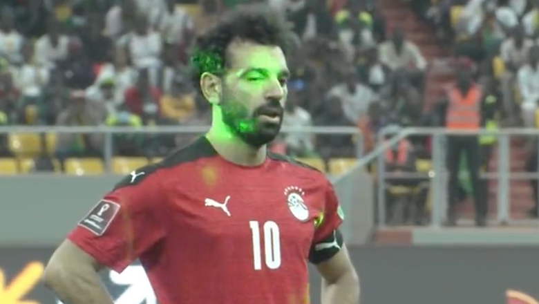 Mohamed Salah bị chiếu laser kín mặt khi sút hỏng quả penalty trận Senegal vs Ai Cập - Ảnh 1
