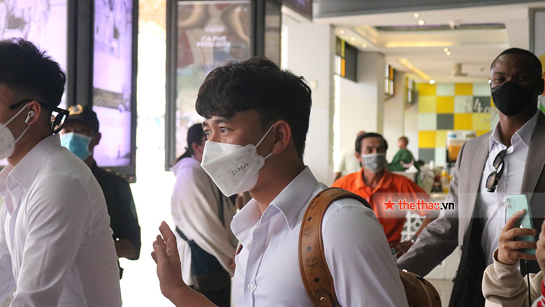 Cầu thủ HAGL diện vest bảnh bao khi đặt chân tới TPHCM dự Cúp C1 châu Á - Ảnh 2