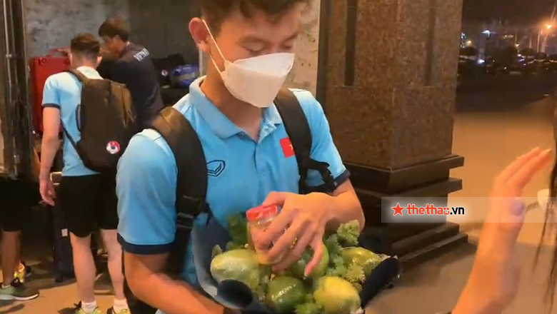 'Nam thần' U23 Việt Nam được CĐV nữ tặng hoa quả, muối trước giờ di chuyển lên Phú Thọ - Ảnh 1