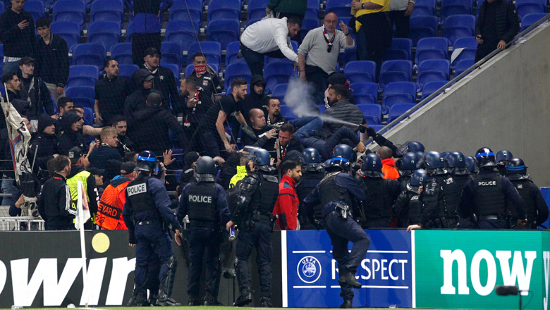 CĐV Lyon ném chai nước về phía cầu thủ West Ham, xung đột với cảnh sát - Ảnh 3