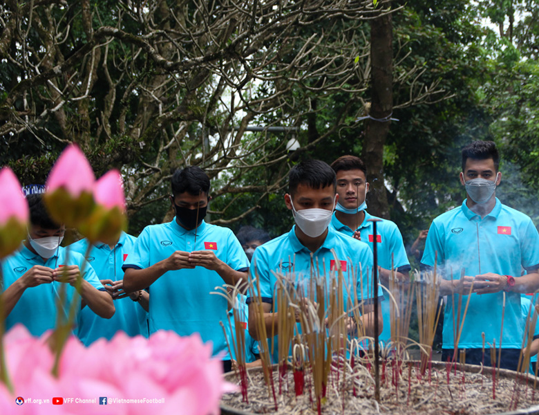 ĐT U23 Việt Nam dâng hương Đền Hùng cầu may cho SEA Games 31 - Ảnh 2