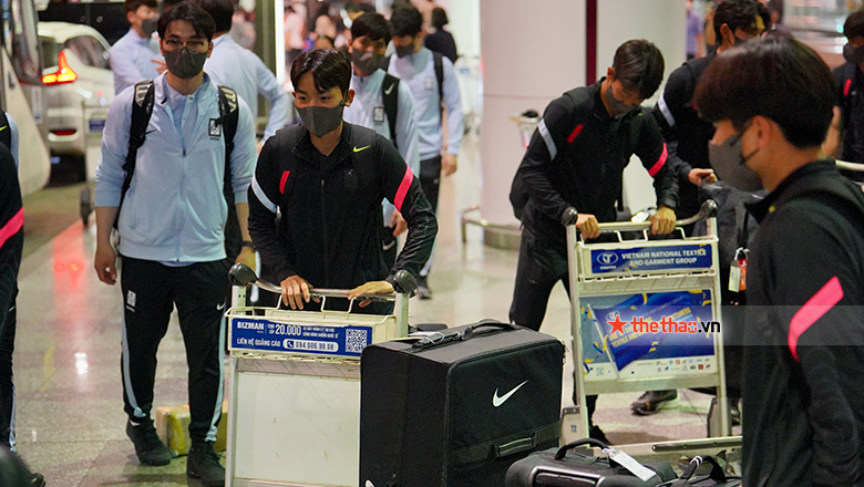 U20 Hàn Quốc tới Việt Nam lúc nửa đêm, ngay lập tức di chuyển về Phú Thọ - Ảnh 3