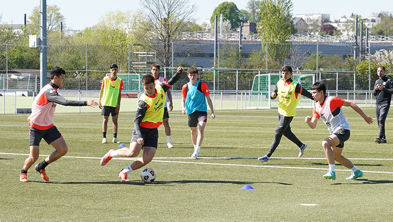 Hai cầu thủ U17 Việt Nam tập nặng ngay trong ngày đầu tiên ở CLB Eintracht Frankfurt - Ảnh 1