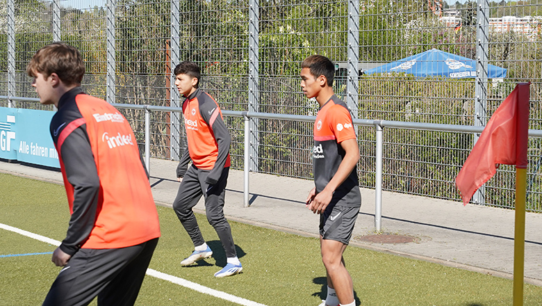 Hai cầu thủ U17 Việt Nam tập nặng ngay trong ngày đầu tiên ở CLB Eintracht Frankfurt - Ảnh 2