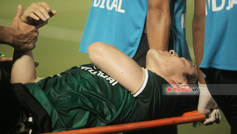 Cầu thủ Jeonbuk trật khớp vai, rời sân bằng xe cứu thương - Ảnh 1