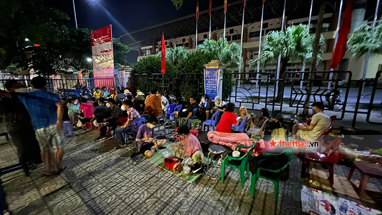 Người dân Phú Thọ mang chăn, chiếu trực đêm mua vé xem U23 Việt Nam thi đấu ở SEA Games 31 - Ảnh 4