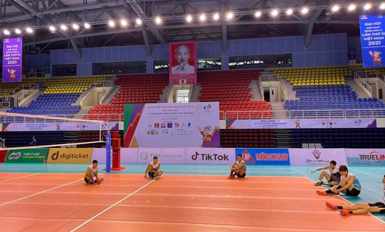 Tuyển bóng chuyền nam Việt Nam di chuyển ra Quảng Ninh chuẩn bị cho SEA Games 31 - Ảnh 3