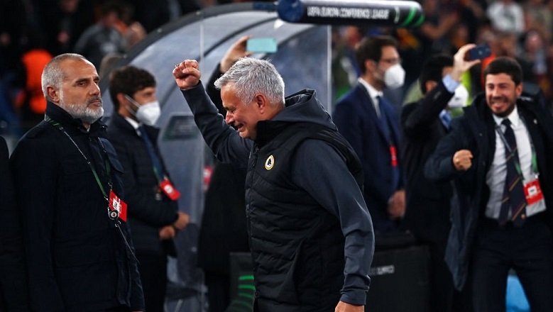 Mourinho khóc nức nở trong ngày lập kỷ lục cùng AS Roma  - Ảnh 1