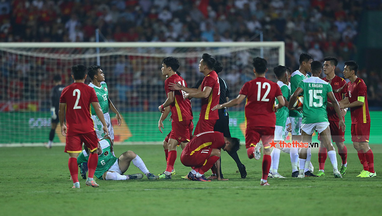 Văn Tùng bị chơi xấu, cầu thủ U23 Việt Nam xô xát với Indonesia - Ảnh 4