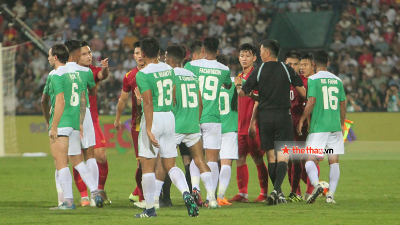 Văn Tùng bị chơi xấu, cầu thủ U23 Việt Nam xô xát với Indonesia - Ảnh 6