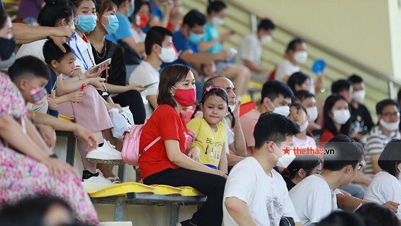 CĐV lấp kín khán đài để chứng kiến tấm huy chương đầu tiên của SEA Games 31 - Ảnh 4