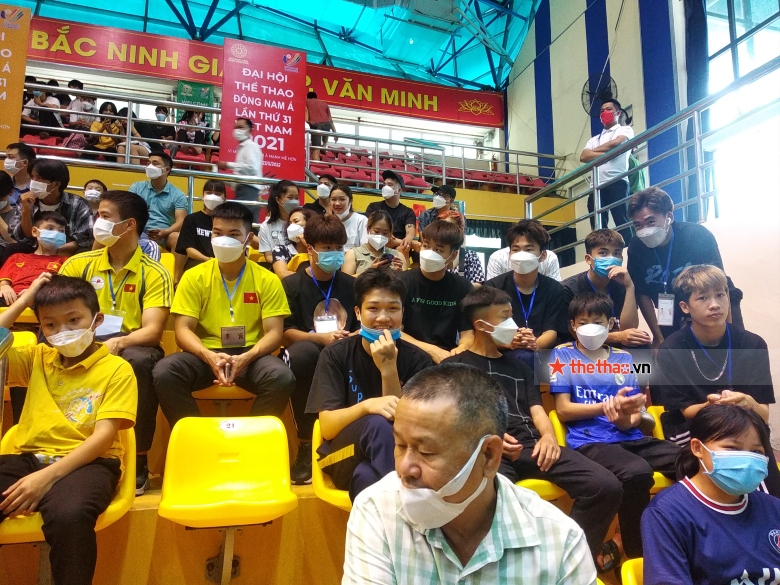 Hàng ngàn khán giả Bắc Ninh đến xem trận khai mạc Kickboxing SEA Games 31 - Ảnh 2