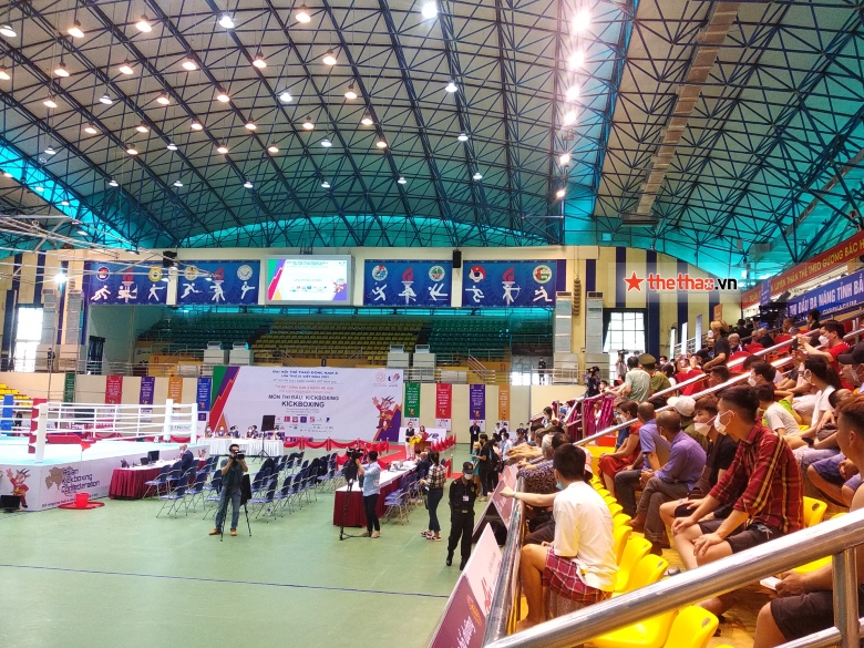 Hàng ngàn khán giả Bắc Ninh đến xem trận khai mạc Kickboxing SEA Games 31 - Ảnh 3