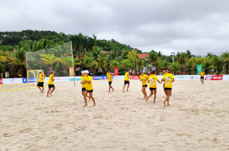 Tuyển bóng chuyền bãi biển Việt Nam đã tới Tuần Châu chuẩn bị cho SEA Games 31 - Ảnh 2