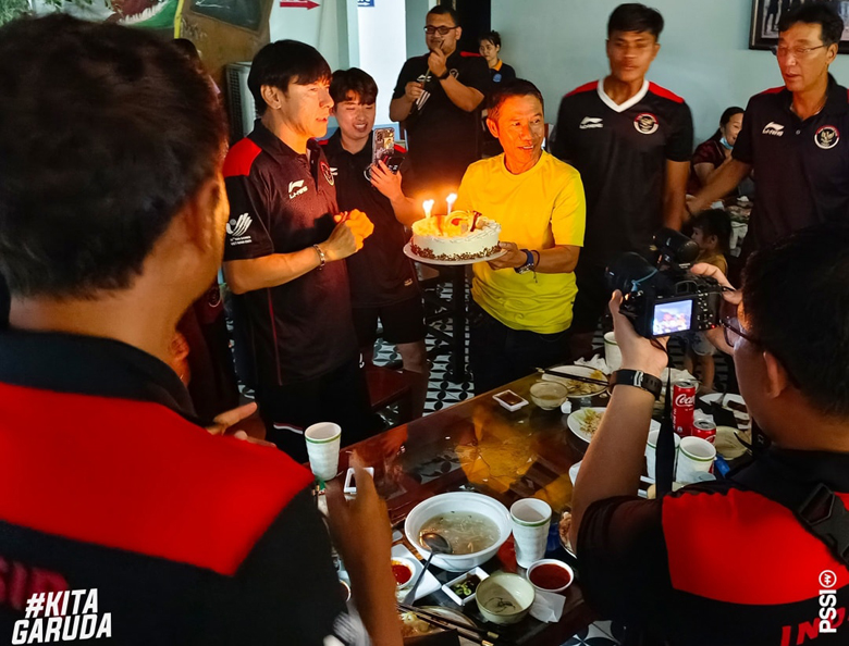 ĐT U23 Indonesia tổ chức sinh nhật bất ngờ cho HLV Shin Tae Yong - Ảnh 1