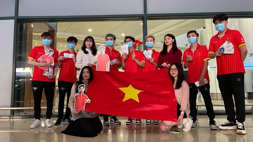ĐTQG Liên Quân Việt Nam được người hâm mộ chào đón từ sân bay - Ảnh 5