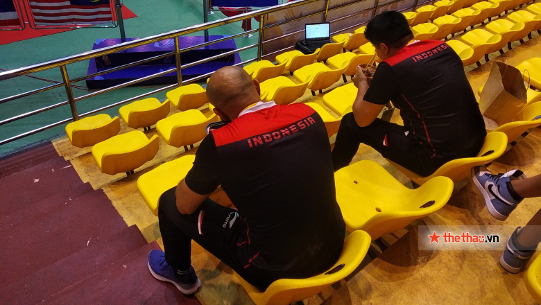 Thầy trò Indonesia ăn vội bữa cơm ở nhà thi đấu sau khi môn Kickboxing kết thúc - Ảnh 1