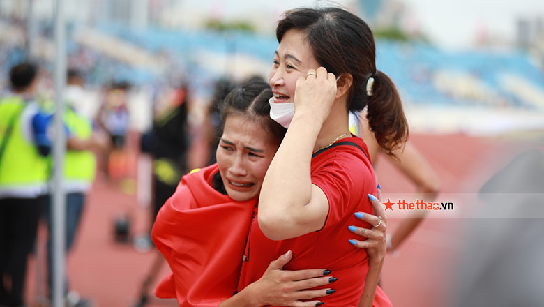 Khuất Phương Anh ôm mẹ khóc nức nở sau khi giành HCV chạy 800m nữ - Ảnh 1