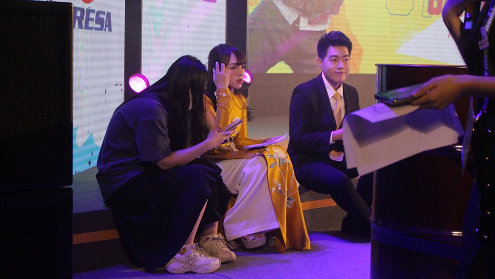 MC Thảo Trang tỏa sáng cùng tà áo dài trên sân khấu khai mạc bộ môn PUBG Mobile SEA Games - Ảnh 1