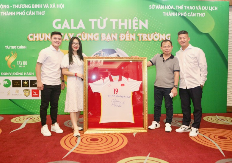 Quang Hải đấu giá áo ĐTVN, ủng hộ quỹ thiện nguyện nuôi trẻ em mồ côi tại Cần Thơ - Ảnh 3