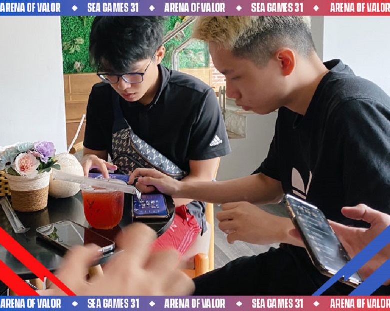 Liên Quân Mobile SEA Games 31: ĐT Việt Nam tập luyện ở quán cafe trước ngày ra quân - Ảnh 1