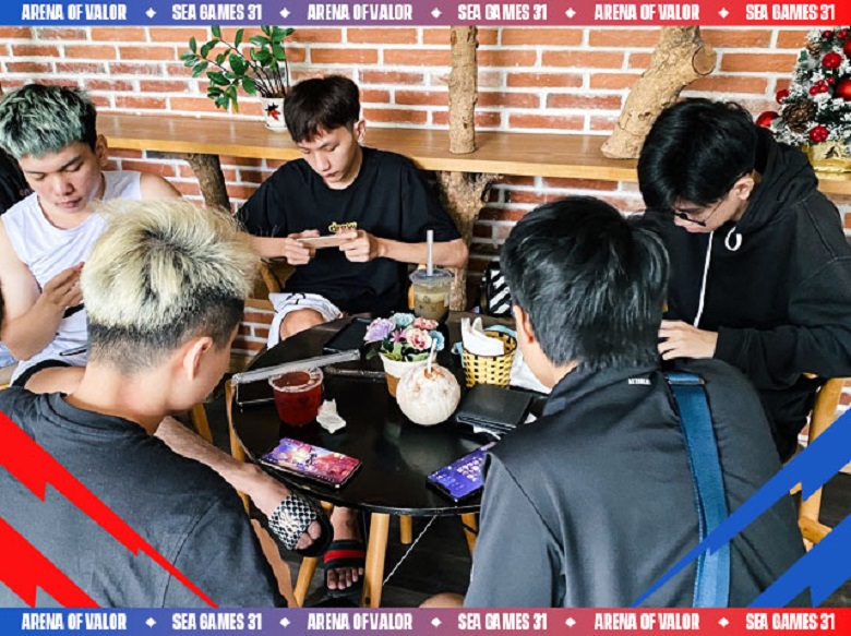 Liên Quân Mobile SEA Games 31: ĐT Việt Nam tập luyện ở quán cafe trước ngày ra quân - Ảnh 2