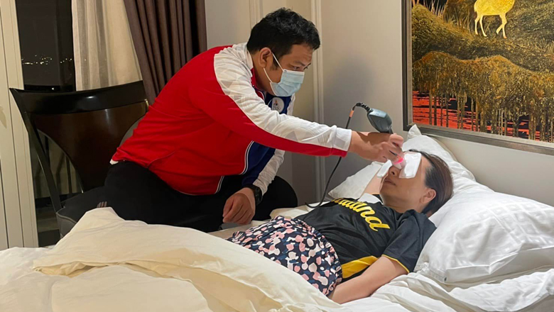 Madam Pang chấn thương mũi vì va chạm với thủ môn U23 Thái Lan - Ảnh 1