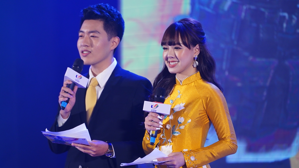 MC Thảo Trang tỏa sáng cùng tà áo dài trên sân khấu khai mạc bộ môn PUBG Mobile SEA Games - Ảnh 7