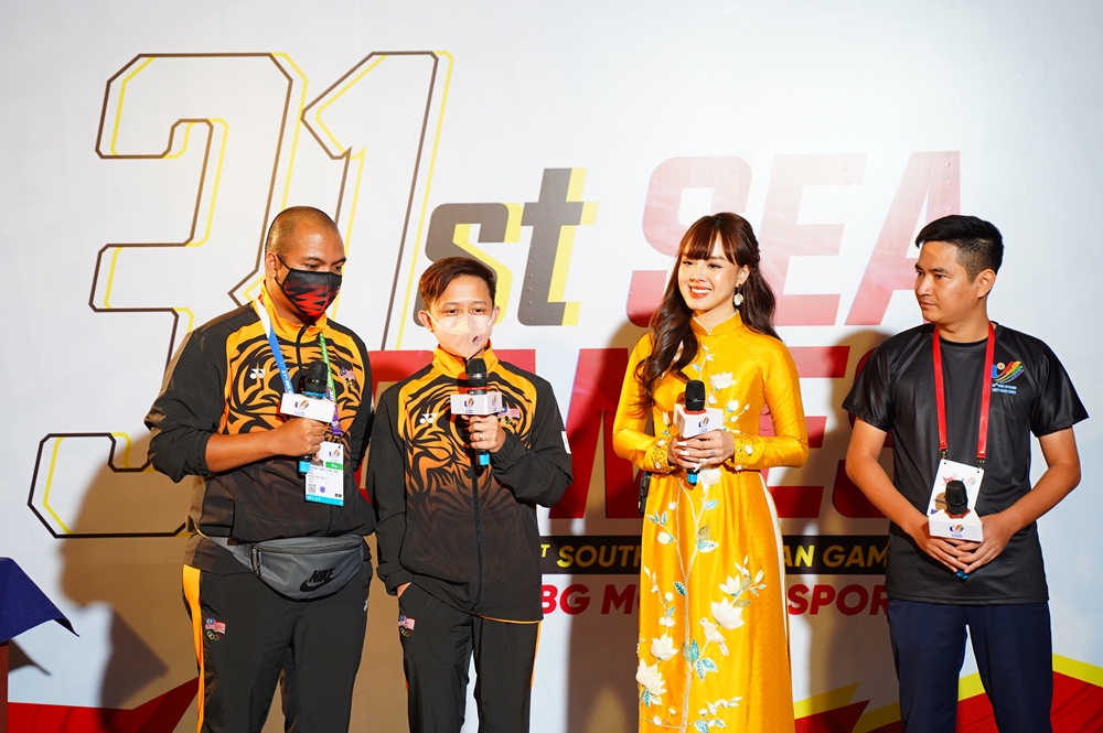 MC Thảo Trang tỏa sáng cùng tà áo dài trên sân khấu khai mạc bộ môn PUBG Mobile SEA Games - Ảnh 8