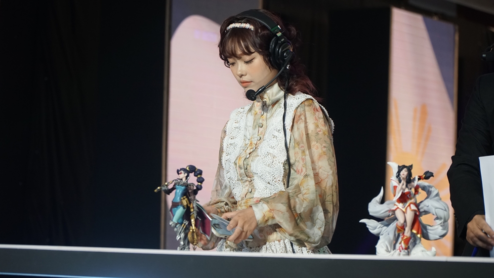 MC Yoonsul: Bé Loli đáng yêu trên sân khấu khai mạc Tốc Chiến nữ SEA Games - Ảnh 2