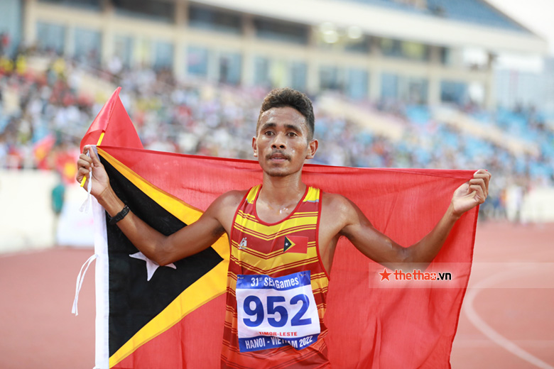VĐV Timor Leste cầm cờ Việt Nam ăn mừng tấm HCB thứ 2 ở SEA Games 31 - Ảnh 2